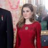 Réception royale au palais de la Zarzuela, à Madrid, le 23 janvier 2013, en l'honneur du corps diplomatique. Au côté du roi Juan Carlos, aidé de béquilles, de la reine Sofia, en vert, et de son époux Felipe, Letizia d'Espagne faisait forte impression en robe rouge.