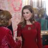 Réception royale au palais de la Zarzuela, à Madrid, le 23 janvier 2013, en l'honneur du corps diplomatique. Au côté du roi Juan Carlos, aidé de béquilles, de la reine Sofia, en vert, et de son époux Felipe, Letizia d'Espagne faisait forte impression en robe rouge.