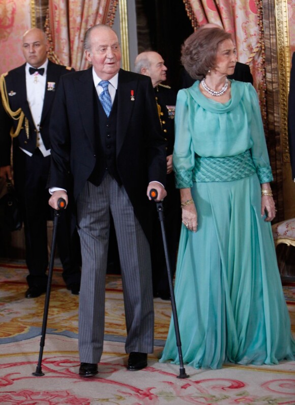 Le roi s'aide toujours de béquilles, depuis sa dernière opération de la hanche. Réception royale au palais de la Zarzuela, à Madrid, le 23 janvier 2013, en l'honneur du corps diplomatique. 