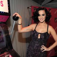 Katy Perry : Radieuse joueuse de casino qui offre des chips et se déguste en DVD