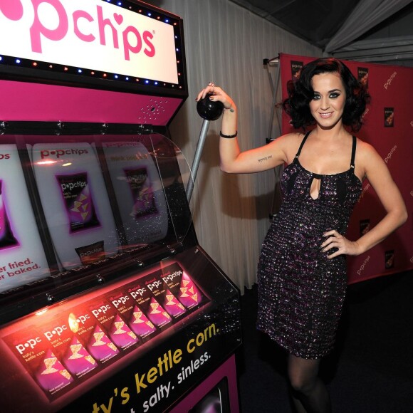 Katy Perry fait la promotion de ses paquets de chips pour la marque Popchips, à Los Angeles, le 24 janvier 2013.