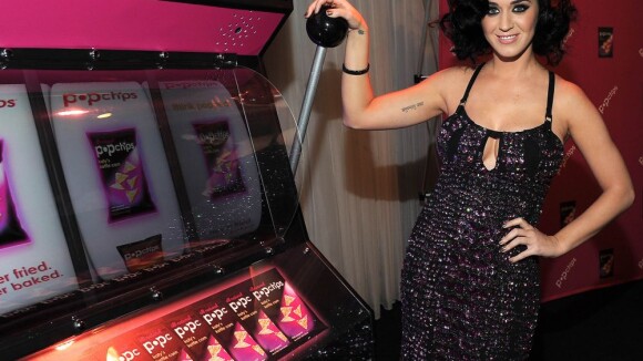Katy Perry : Radieuse joueuse de casino qui offre des chips et se déguste en DVD