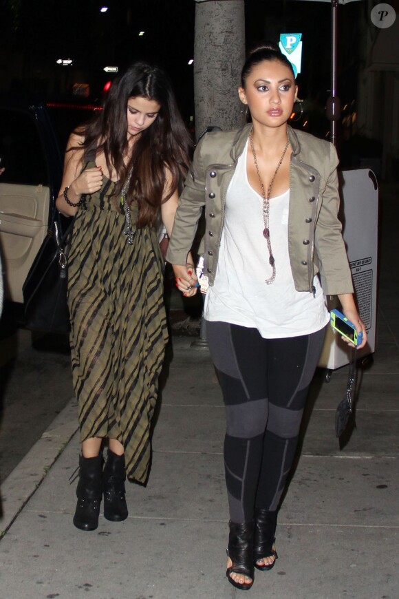 Selena Gomez et une amie vont manger chez Mr. Chow à Beverly Hills, le 24 janvier 2013.