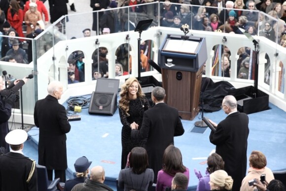 Beyoncé entourée de Joe Biden er Barack Obama, lors de son interprétation de l'hymne américain, à Washington, le 21 janvier 2013.