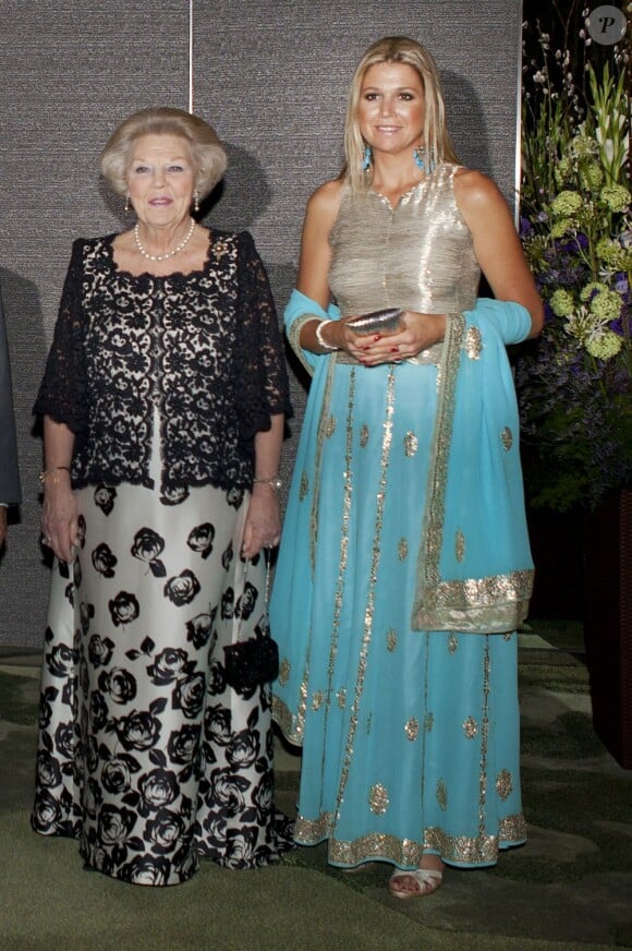 La reine Beatrix des Pays-Bas et la princesse Maxima lors du concert offert pour la fin de leur visite à Singapour, le 25 janvier 2013.