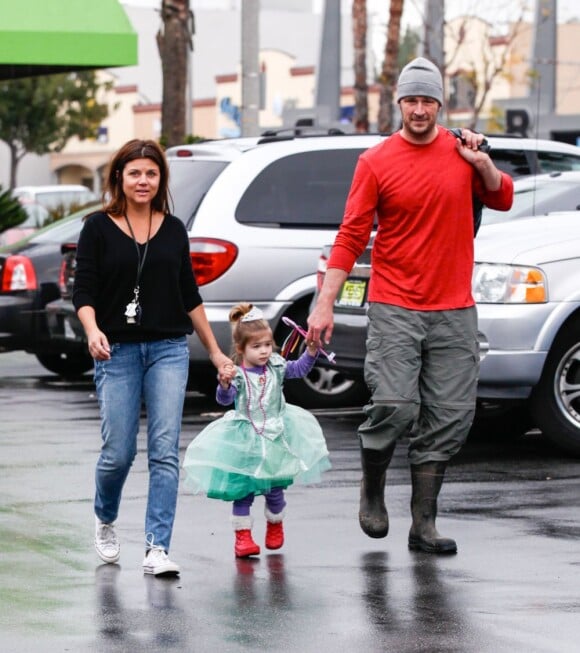 Tiffani Thiessen en compagnie de son mari Brady Smith et de leur fille de 2 ans Harper Renn Smith, à Los Angeles, le 27 janvier 2013.