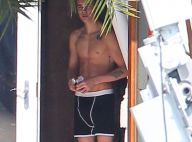 Justin Bieber surpris à moitié nu : un homme, un vrai, un tatoué