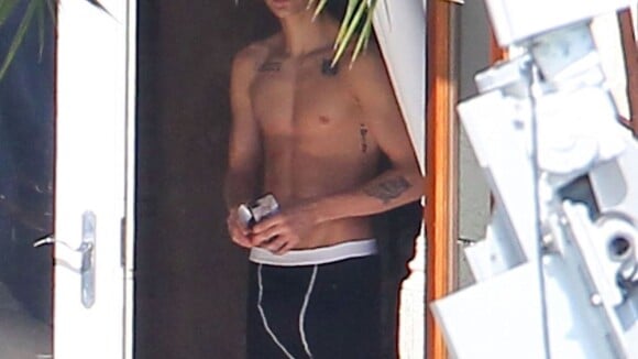 Justin Bieber surpris à moitié nu : un homme, un vrai, un tatoué