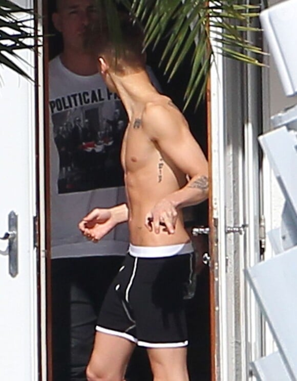 Justin Bieber tombe le haut et le bas dans son hôtel de Miami, le 28 janvier 2013.