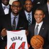 Dwyane Wade, LeBron James et Barack Obama lors d'une cérémonie organisée en l'honneur du Heat de Miami, champion NBA 2011-2012, à la Maison Blanche à Washington le 28 janvier 2013