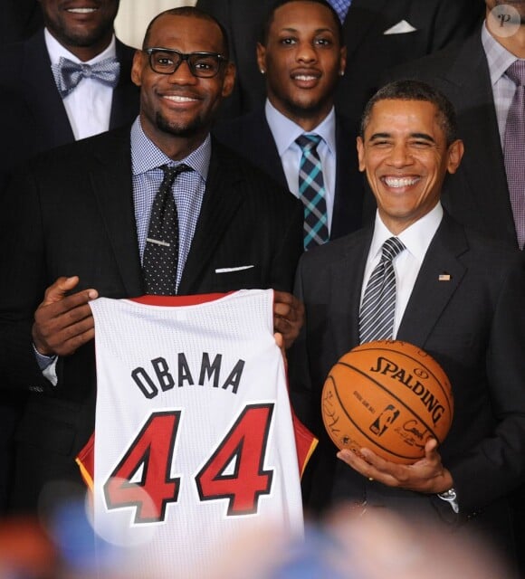 Dwyane Wade, LeBron James et Barack Obama lors d'une cérémonie organisée en l'honneur du Heat de Miami, champion NBA 2011-2012, à la Maison Blanche à Washington le 28 janvier 2013