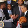 Dwyane Wade et Barack Obama lors d'une cérémonie organisée en l'honneur du Heat de Miami, champion NBA 2011-2012, à la Maison Blanche à Washington le 28 janvier 2013