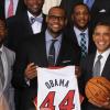 Dwyane Wade, LeBron James et Barack Obama lors d'une cérémonie organisée en l'honneur du Heat de Miami, champion NBA 2011-2012, à la Maison Blanche à Washington le 28 janvier 2013