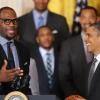 LeBron James s'essaie au discours devant Barack Obama lors d'une cérémonie organisée en l'honneur du Heat de Miami, champion NBA 2011-2012, à la Maison Blanche à Washington le 28 janvier 2013