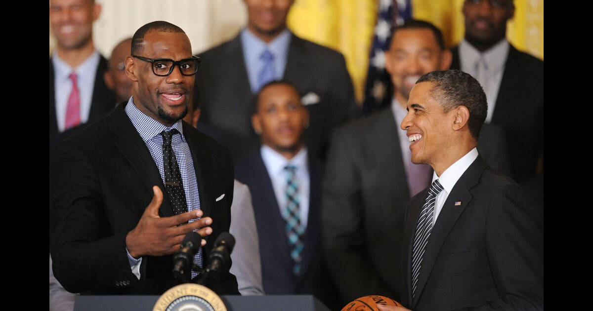 Photo : LeBron James s'essaie au discours devant Barack Obama lors d ...