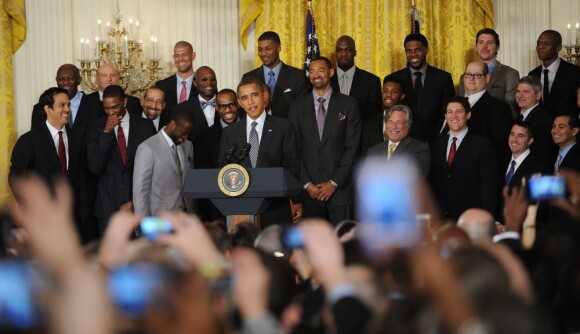 Barack Obama et toute l'équipe du Heat de Miami, champion NBA 2011-2012, lors d'une cérémonie organisée en son honneur à la Maison Blanche à Washington le 28 janvier 2013