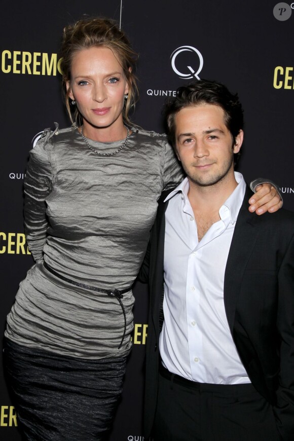 Michael Angarano au côté d'Uma Thurman, à New York, le 5 avril 2011.