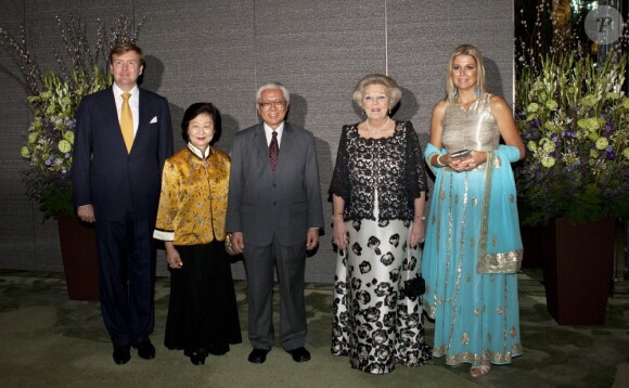 La reine Beatrix, le prince Willem-Alexander et la princesse Maxima en visite à Singapour en janvier 2013.