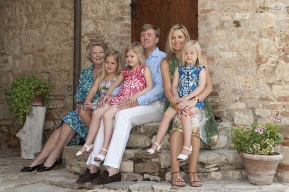 Le prince Willem-Alexander, la princesse Maxima et leurs trois filles (Catharina-Amalia, Alexia et Ariane) avec la reine Beatrix lors de leurs vacances d'été en Toscane le 4 juillet 2011.