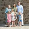 Le prince Willem-Alexander, la princesse Maxima et leurs trois filles (Catharina-Amalia, Alexia et Ariane) avec la reine Beatrix lors de leurs vacances d'été en Toscane le 4 juillet 2011.