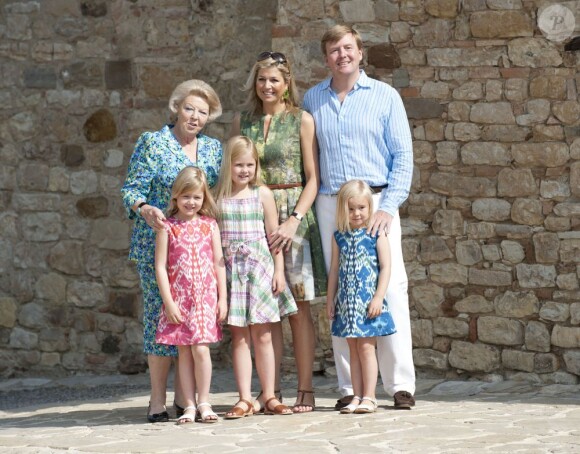 Le prince Willem-Alexander, la princesse Maxima et leurs trois filles (Catharina-Amalia, Alexia et Ariane) avec la reine Beatrix lors de leurs vacances d'été en Toscane le 4 juillet 2011.
