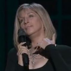 Barbra Streisand chante Evegreen, titre pour lequel elle a reçu l'Oscar de la meilleure chanson en 1977.
