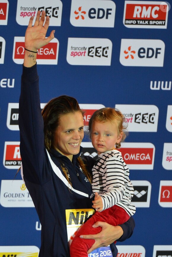 Laure Manaudou et sa petite Manon lors des championnats d'Europe à Chartres le 24 novembre 2012