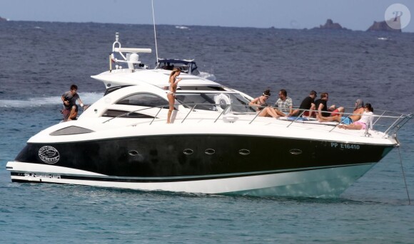 Candice Swanepoel en pleine séance photo pour Victoria's Secret sur un yacht à Saint-Barthélemy. Le 29 janvier 2013.