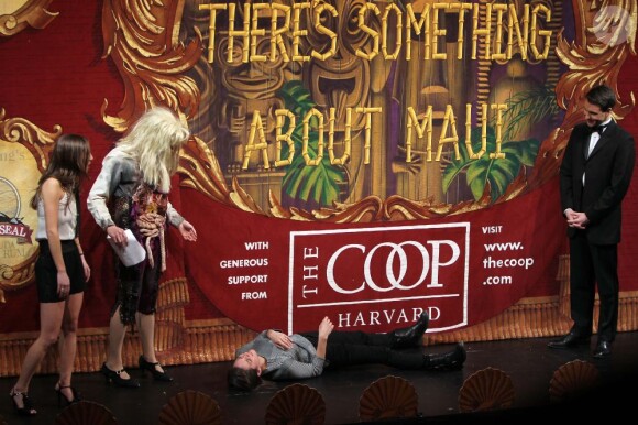 Marion Cotillard simule sa fameuse mort lors de la cérémonie Hasty Pudding Theatricals 2013 de l'université Harvard où elle a reçu le prix de femme de l'année à Cambridge aux Etats-Unis le 31 janvier 2013