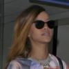 Rihanna arrive à l'aéroport de Los Angeles, habillée d'un sweater Guns Germs $teal, d'un jean et de bottines Timberland. Le 31 janvier 2013.