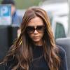 Victoria Beckham porte un sweater et un jean bleu foncé avec un sac Victoria Beckham et des bottes Christian Louboutin. Londres, le 28 janvier 2013.