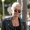 Miley Cyrus, rockeuse stylée à Studio City avec des lunettes Karen Walker, une veste Maison Martin Margiela, un jean TEXTILE Elizabeth and James, un sac Versace et des souliers noirs. Le 30 janvier 2013.