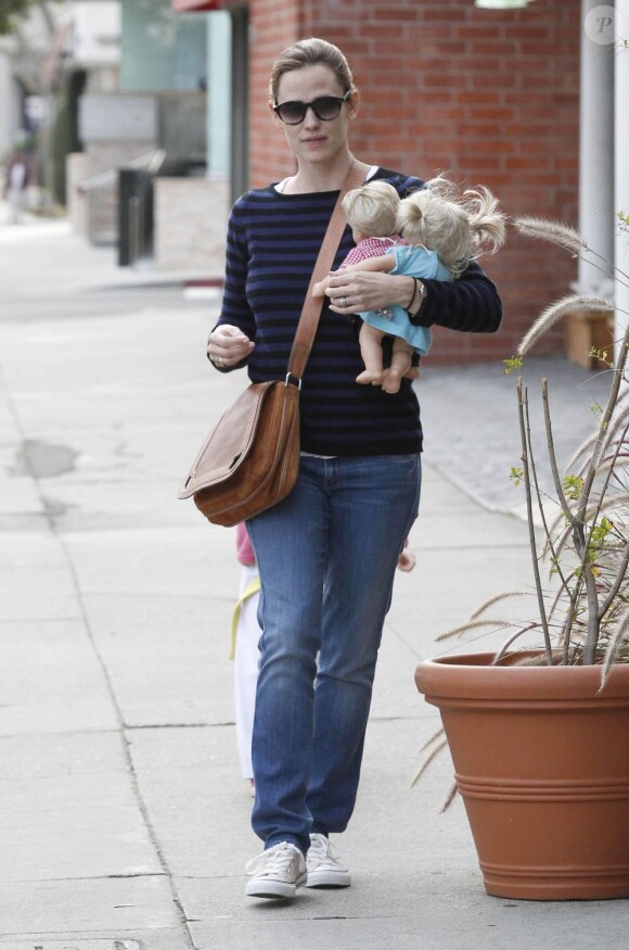 Jennifer Garner, les bras chargés, de sortie à Los Angeles, le 1er Février 2013.