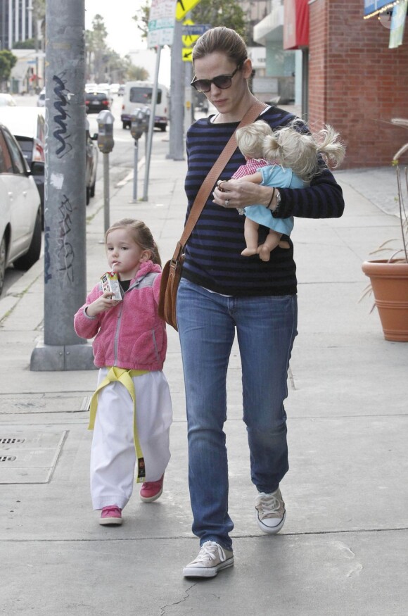 Jennifer Garner et sa fille Seraphina, se rendant à un cours de karaté, le 1er février 2013.