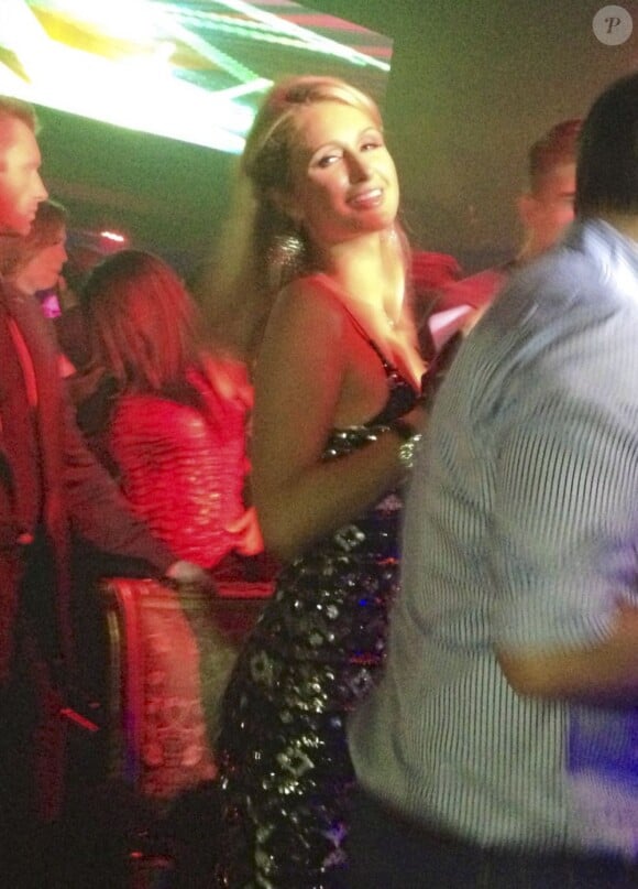 Paris Hilton, souriante dans l'enceinte du Gotha Club à Bruxelles. Le 1er février 2013.