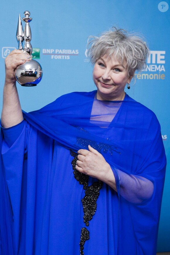 Yolande Moreau savoure son prix de la meilleure actrice dans un second rôle aux Magritte du Cinema à Bruxelles, le 2 février 2013.
