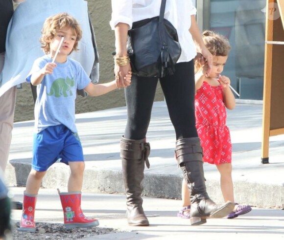 Exclusif - Levi et Vida, 4 et 3 ans, tiennent la main de leur maman Camila Alves. Nouvelle-Orléans, le 26 janvier 2013.
