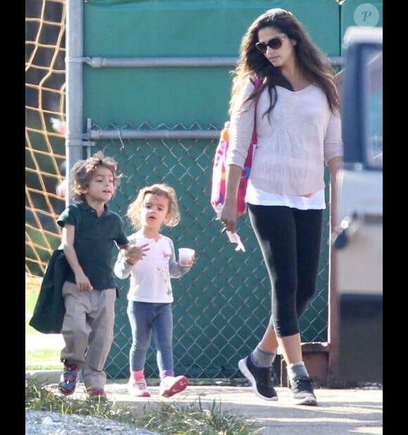 Exclusif - Camila Alves récupère ses deux enfants Levi et Vida à la sortie de l'école. Nouvelle-Orléans, le 26 janvier 2013.