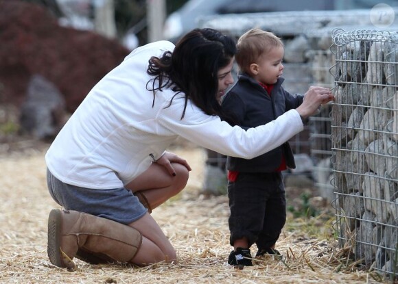 Exclusif - Selma Blair et son fils Arthur s'amusent dans un parc dans le quartier de Studio City. Los Angeles, le 22 janvier 2013.