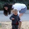 Exclusif - Selma Blair et son fils Arthur s'amusent dans un parc dans le quartier de Studio City. Los Angeles, le 22 janvier 2013.