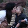Exclusif - Selma Blair et son fils Arthur partagent un tendre baiser lors d'un moment à deux dans un parc à Studio City. Los Angeles, le 22 janvier 2013.