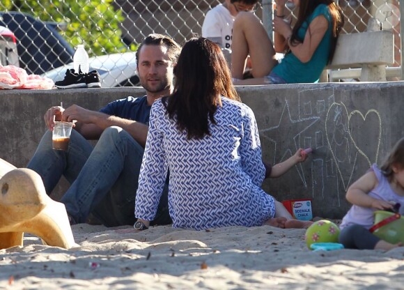 Exclusif - Selma Blair et son nouveau petit ami profitent d'une journée ensoleillée dans un parc à Los Angeles. Le 3 février 2013.