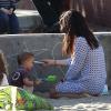 Exclusif - Selma Blair et son fils Arthur profitent d'une journée ensoleillée dans un parc à Los Angeles. Le 3 février 2013.