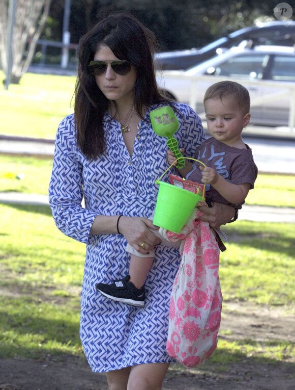 Exclusif - Selma Blair et son fils Arthur profitent d'une journée ensoleillée dans un parc à Los Angeles. Le 3 février 2013.