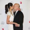 Bruce Willis et sa femme Emma Heming-Willis s'embrassent à la première de Die Hard 5 à Berlin, le 4 février 2013.