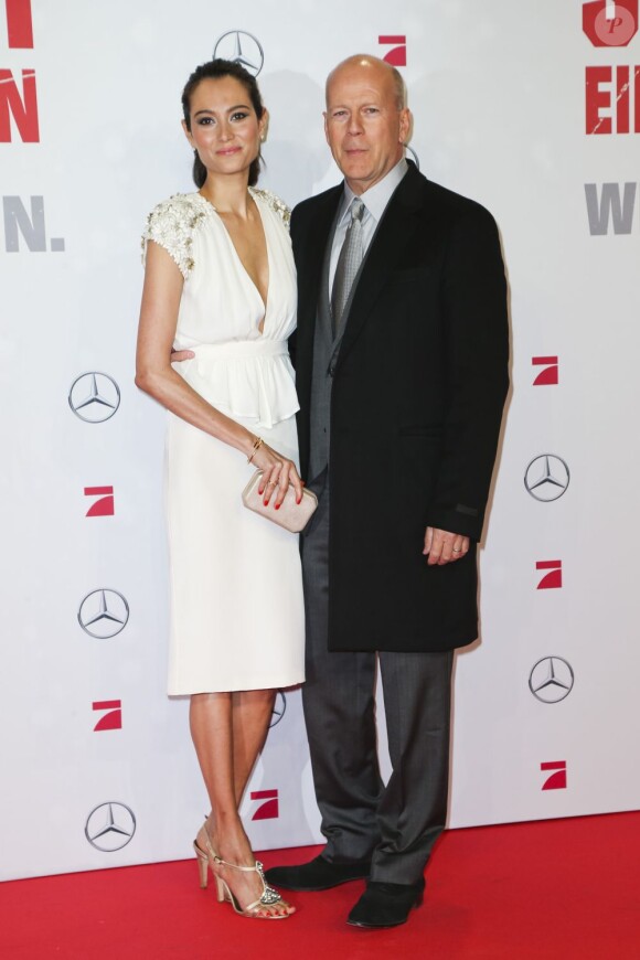 Bruce Willis et sa femme Emma Heming-Willis posent sur le red carpet à la première de Die Hard 5 à Berlin, le 4 février 2013.