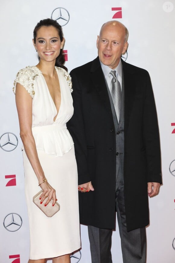 Bruce Willis et sa femme Emma Heming-Willis main dans la main à la première de Die Hard 5 à Berlin, le 4 février 2013.