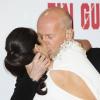 Bruce Willis embrasse fougueusement sa femme Emma Heming-Willis pendant la première de Die Hard 5 à Berlin, le 4 février 2013.