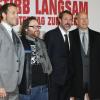 Jai Courtney, John Moore, Sebastian Koch et Bruce Willis à la première de Die Hard : Belle journée pour mourir à Berlin, le 4 février 2013.