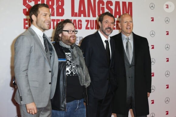 Jai Courtney, John Moore, Sebastian Koch et Bruce Willis à la première de Die Hard : Belle journée pour mourir à Berlin, le 4 février 2013.